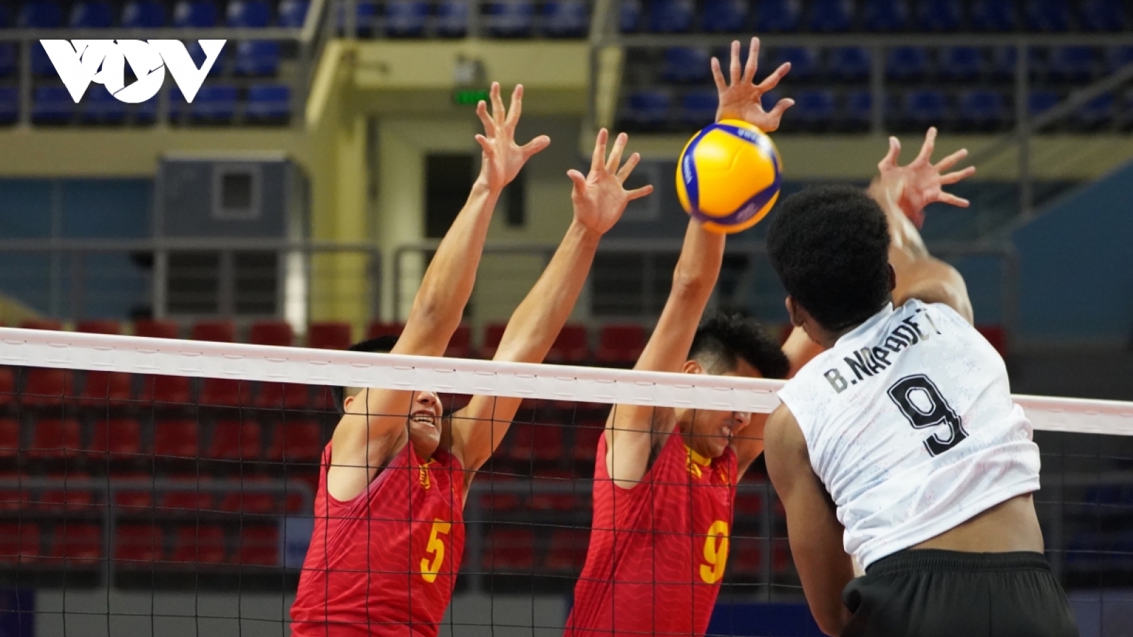 Khoảnh khắc SEA Games 31: Cầu thủ Thái Lan "tặng" vé chung kết cho ĐT bóng chuyền Việt Nam