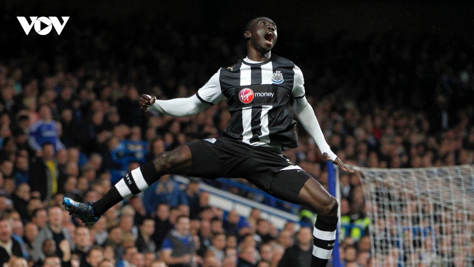 Ngày này năm xưa: Cầu thủ Newcastle ghi bàn không tưởng ở Ngoại hạng Anh