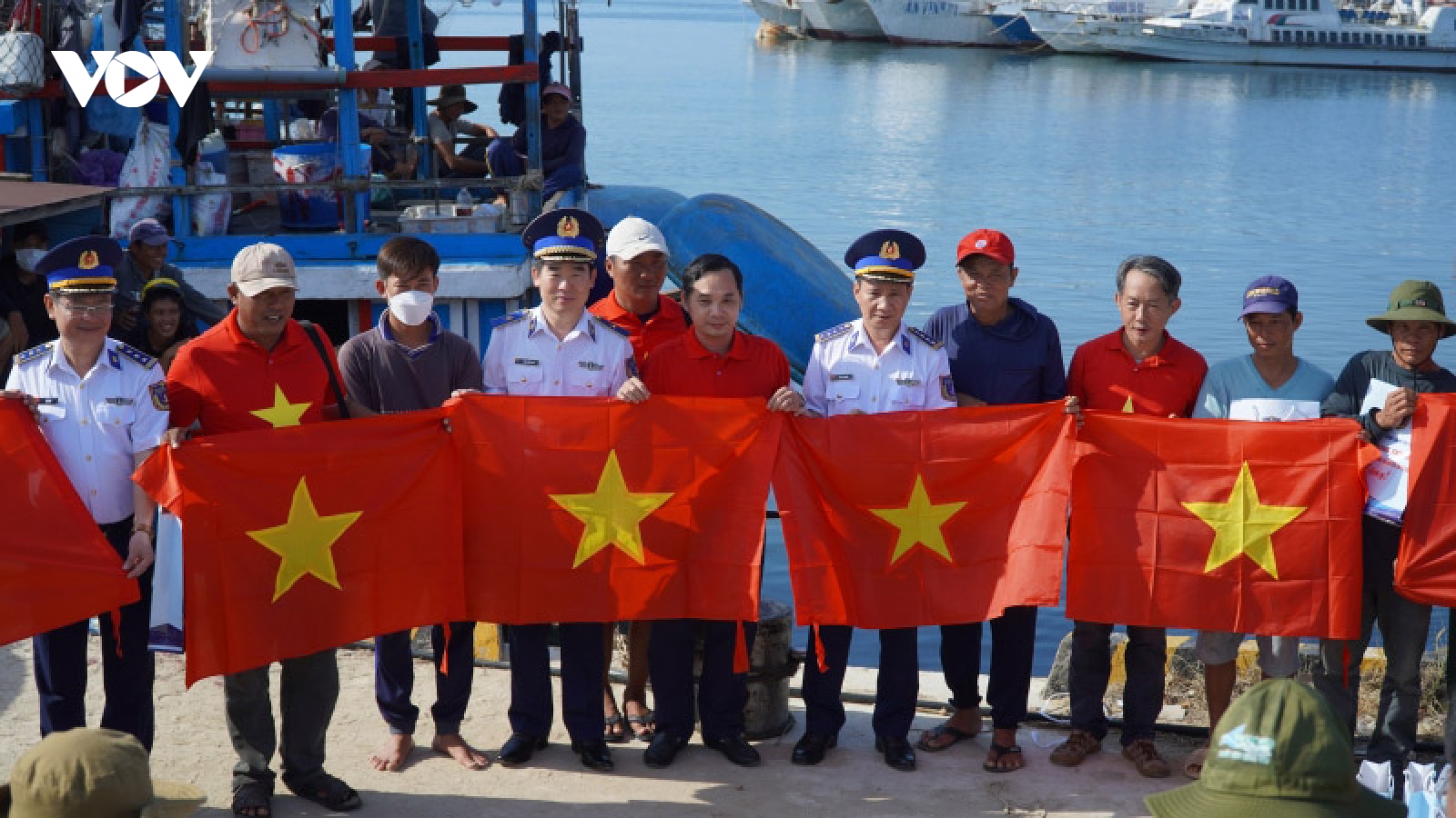 Hàng ngàn lá cờ Tổ quốc theo tàu cá ngư dân miền Trung vươn khơi