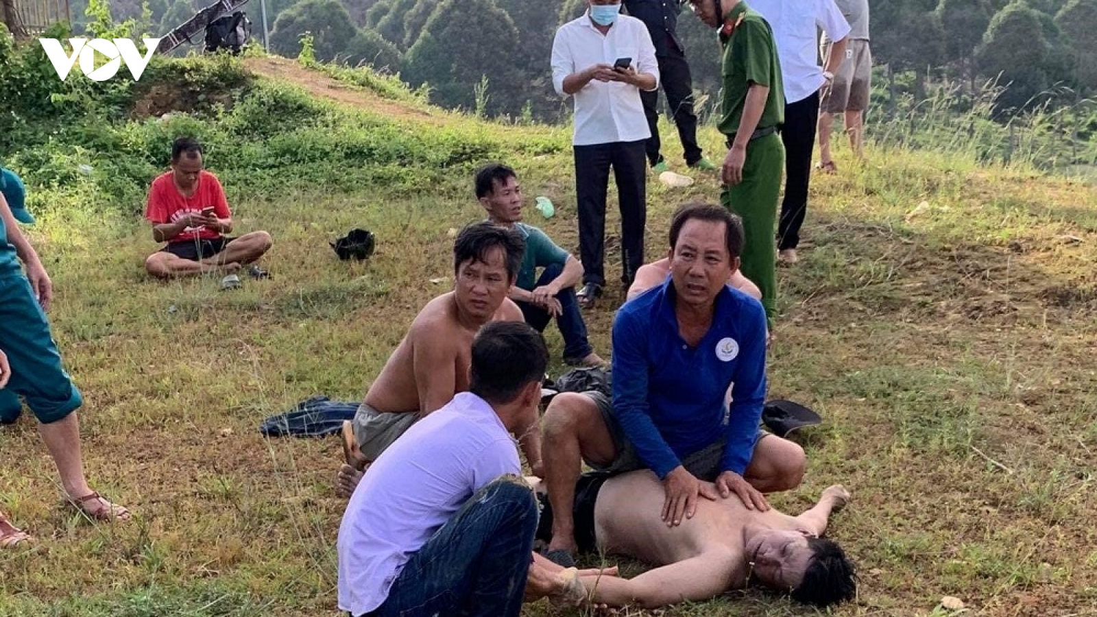 Lật thuyền trên hồ Đa Tôn (Đồng Nai), hai người mất tích