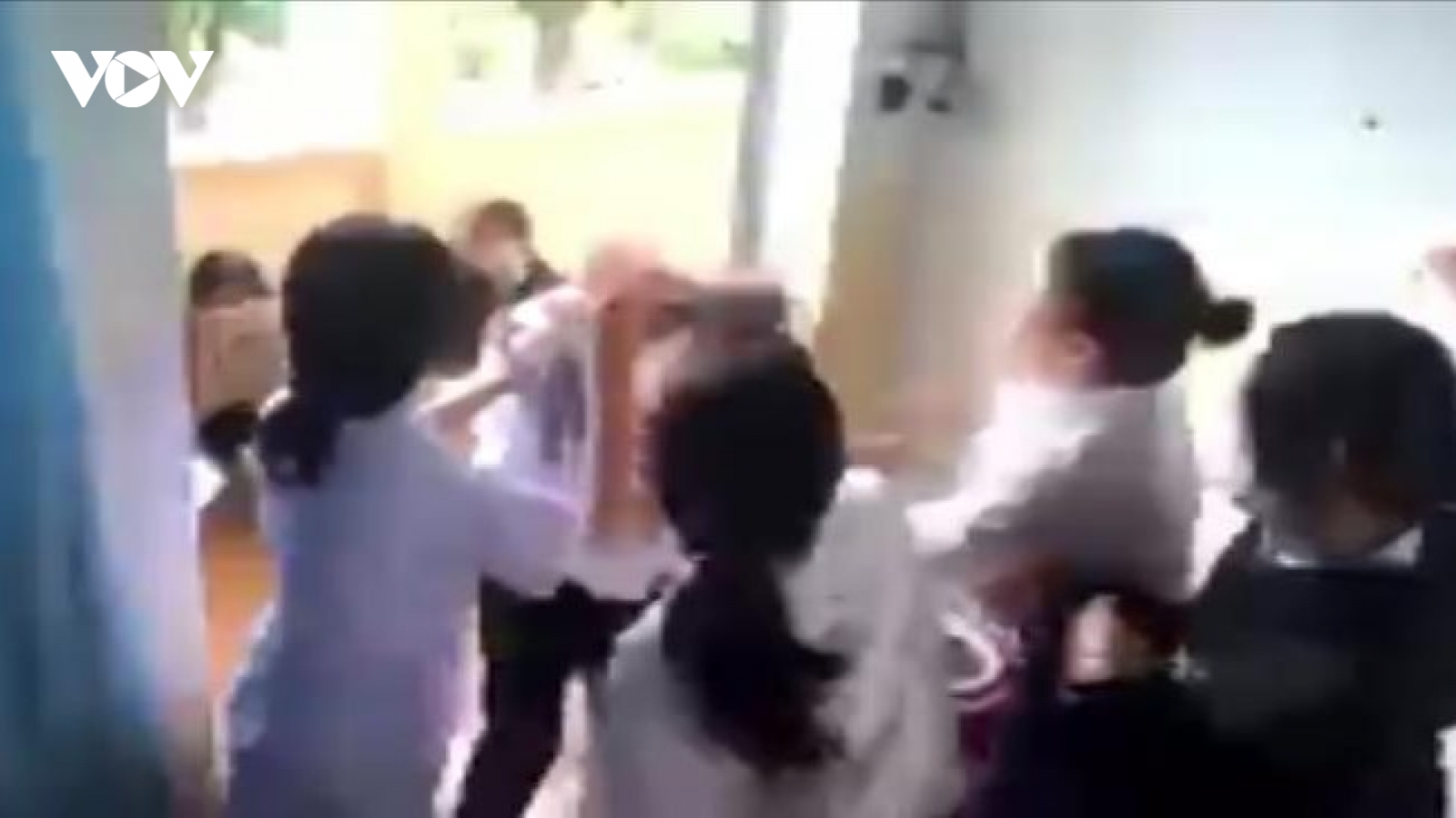 Một học sinh lớp 7 bị đánh hội đồng trong lớp học