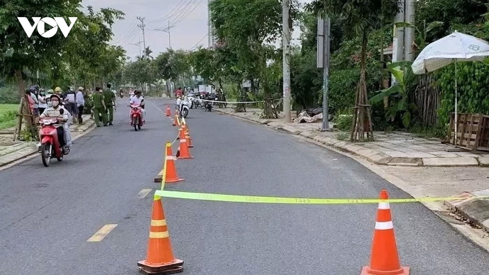 Đi xe máy tông vào trụ điện, 2 du khách Anh tử vong