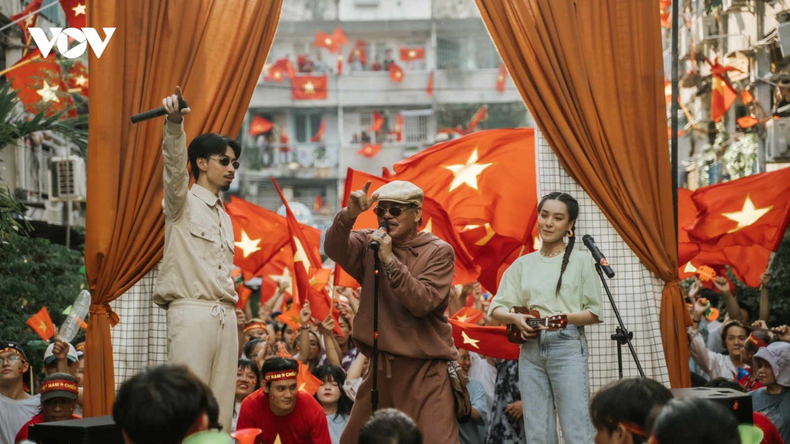 Đen cùng nhạc sĩ Trần Tiến tái hiện những lần “đi bão" mừng bóng đá Việt chiến thắng