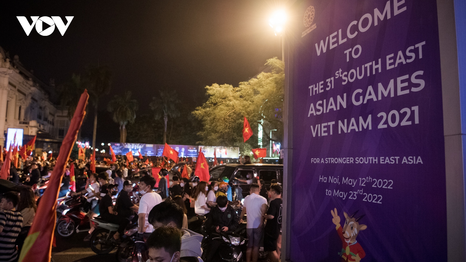 Người dân Thủ đô "đi bão" xuyên đêm mừng chiến thắng của U23 Việt Nam