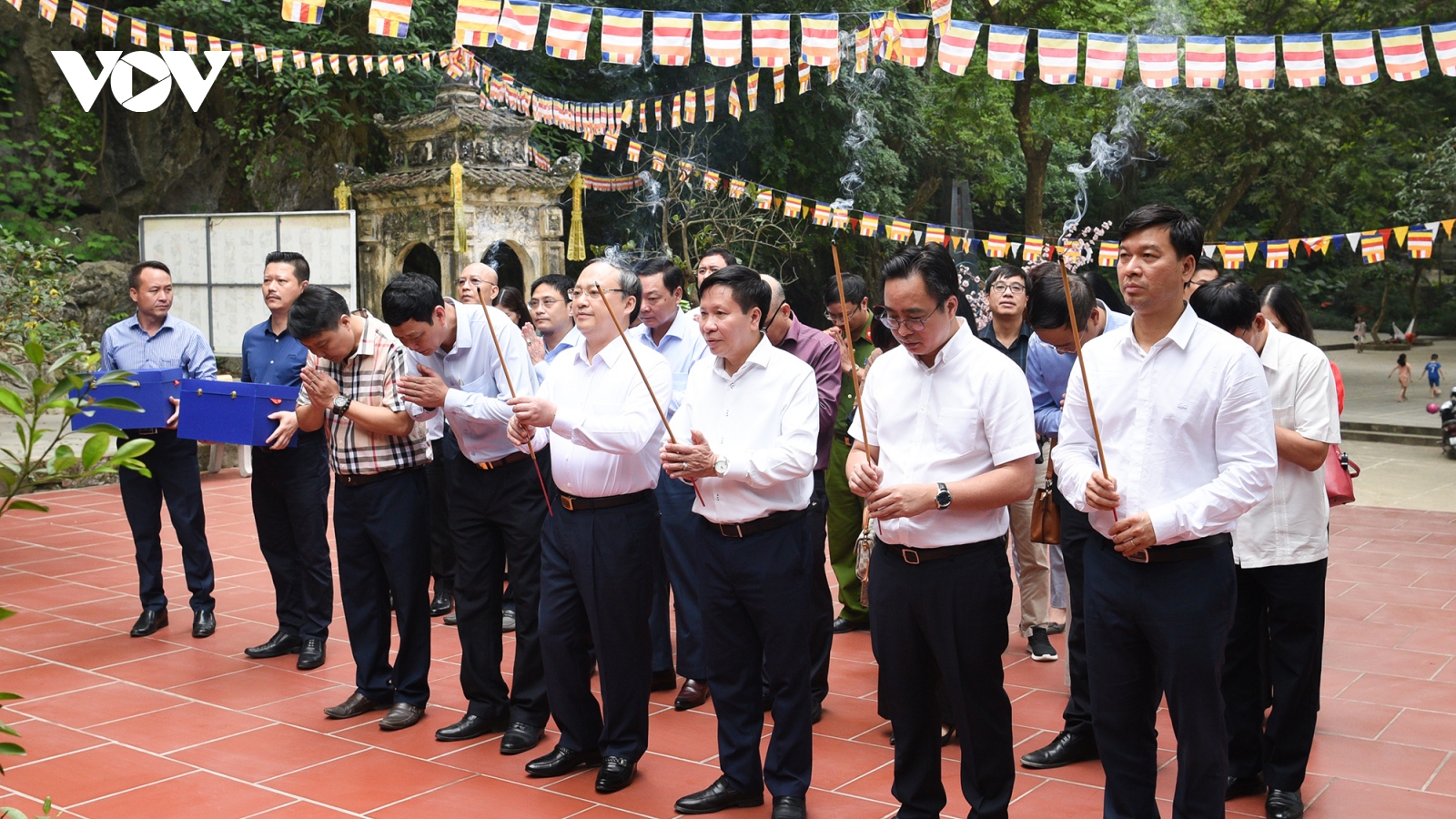 Đoàn lãnh đạo VOV thăm, dâng hương tại Khu di tích hang Trầm- Chùa Trầm