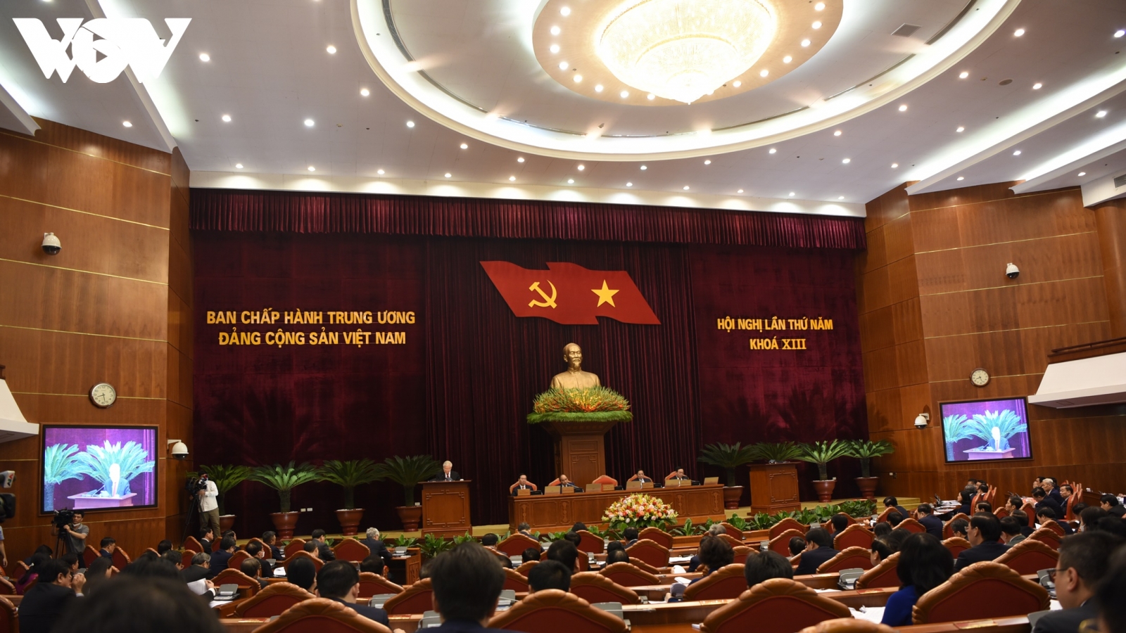Thông cáo báo chí ngày làm việc thứ nhất Hội nghị Trung ương 5 khóa XIII