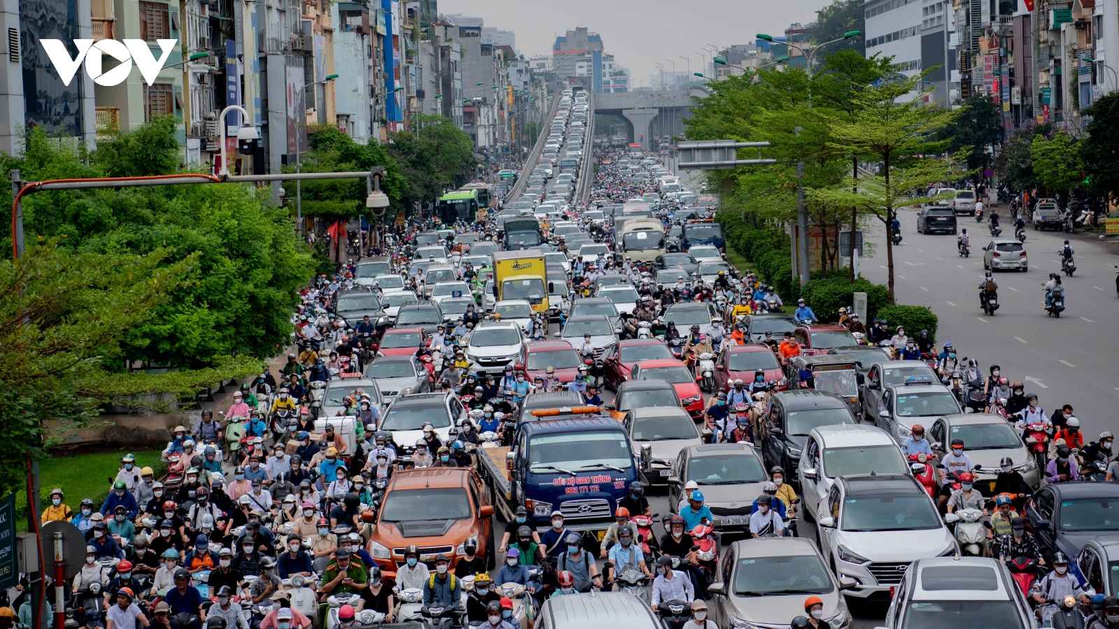 Giao thông Hà Nội tiếp tục tắc nghẽn kéo dài trong ngày đầu tuần