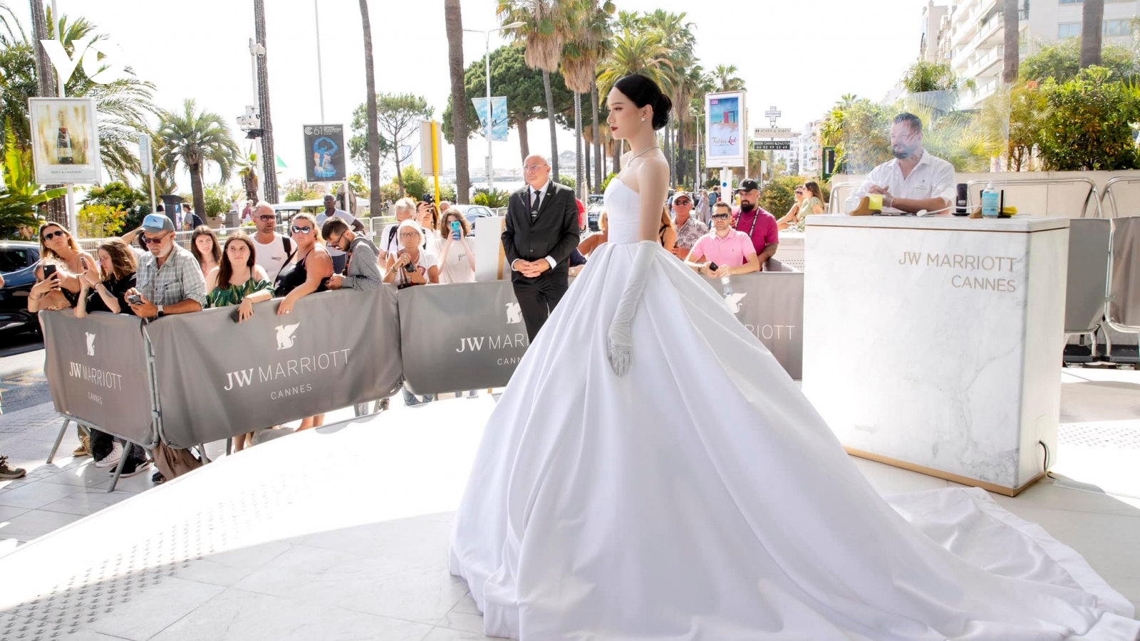 Hoa hậu chuyển giới Hương Giang lộng lẫy trên thảm đỏ LHP Cannes 2022