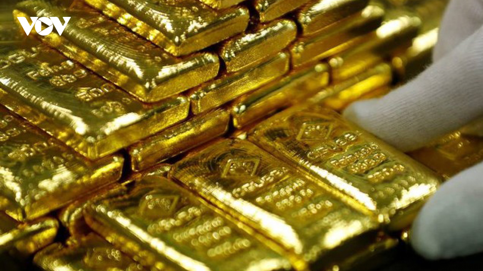 Giá vàng thế giới tiếp tục tăng rút ngắn khoảng cách với vàng trong nước