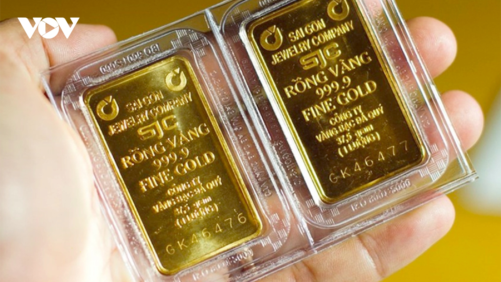 Giá vàng trong giảm ngược với đà tăng của vàng thế giới