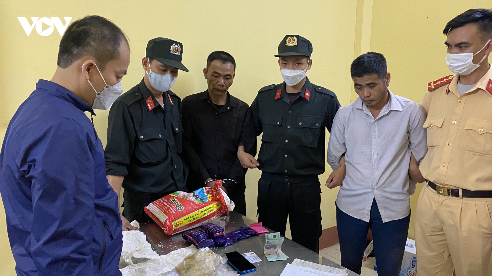 Bắt giữ 2 đối tượng mang hơn 5.000 viên ma túy từ Điện Biên về Thanh Hóa tiêu thụ