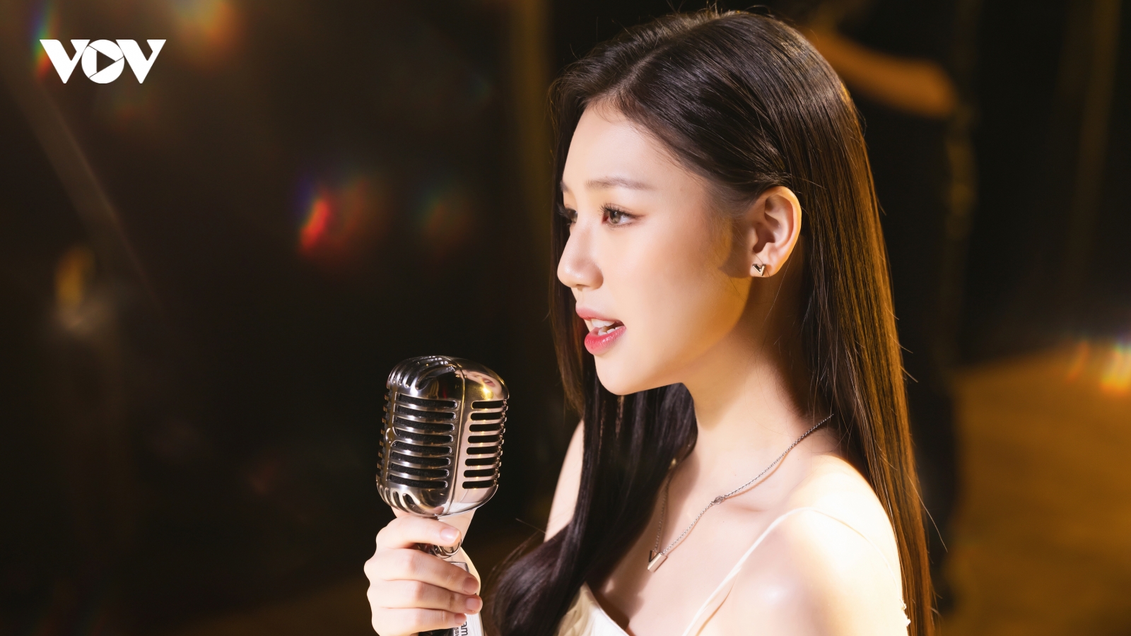 AMEE bật khóc nức nở khi được gặp mẹ trong MV "Hai mươi hai"