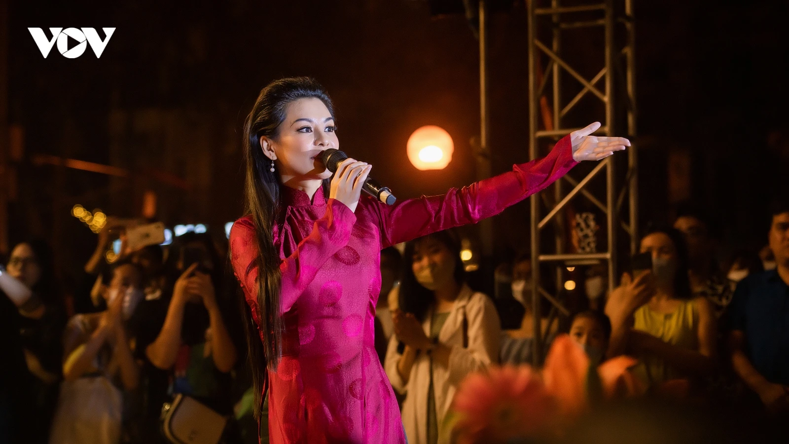 Bùi Lan Hương hóa thân thành Khánh Ly hát nhạc phim "Em và Trịnh"