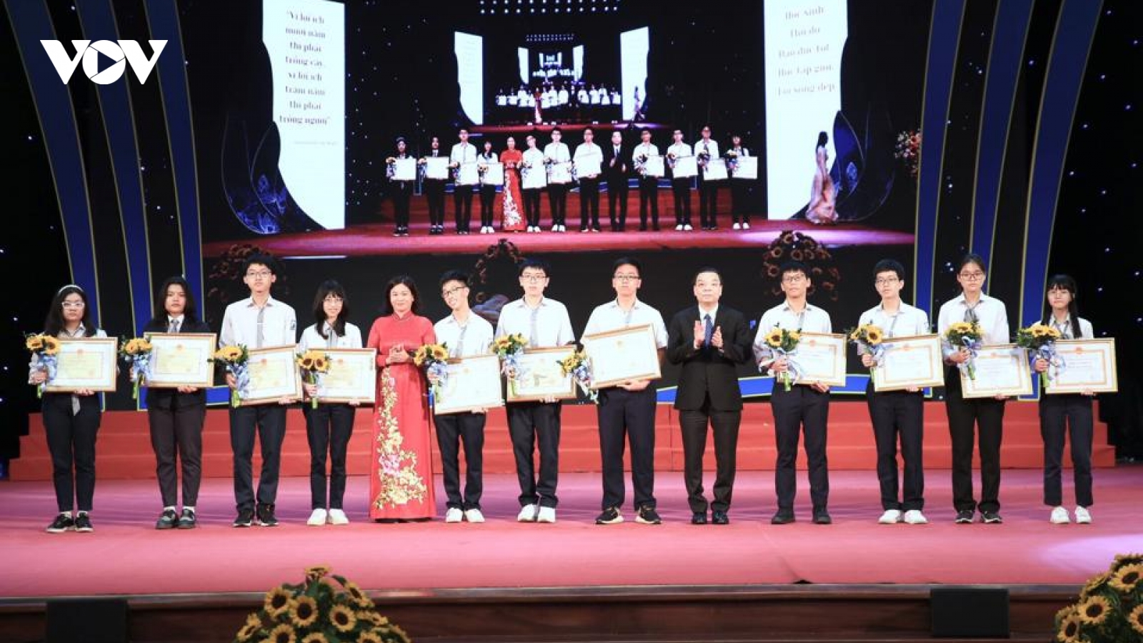 Hà Nội tuyên dương khen thưởng gần 700 học sinh giỏi tiêu biểu