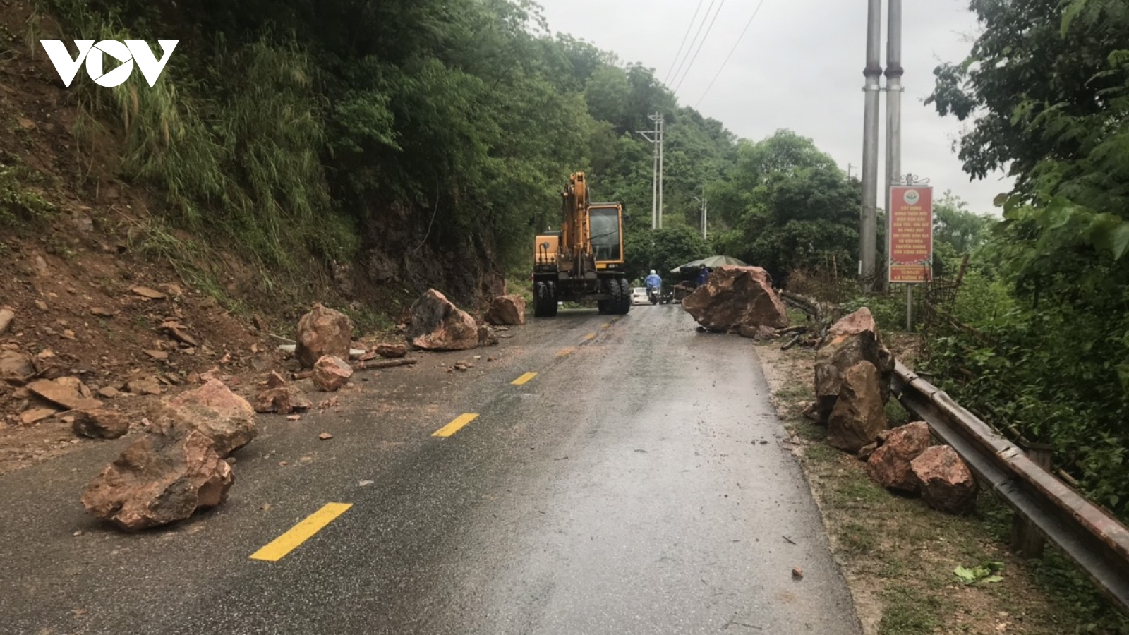 Sạt lở đất đá trên Quốc lộ 37, may mắn không có người bị thương