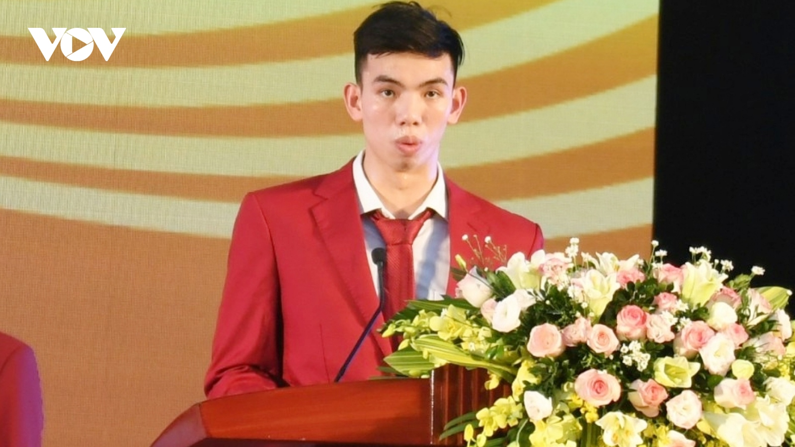 Nguyễn Huy Hoàng thay Vũ Thành An cầm cờ cho Đoàn Thể thao Việt Nam ở SEA Games 31