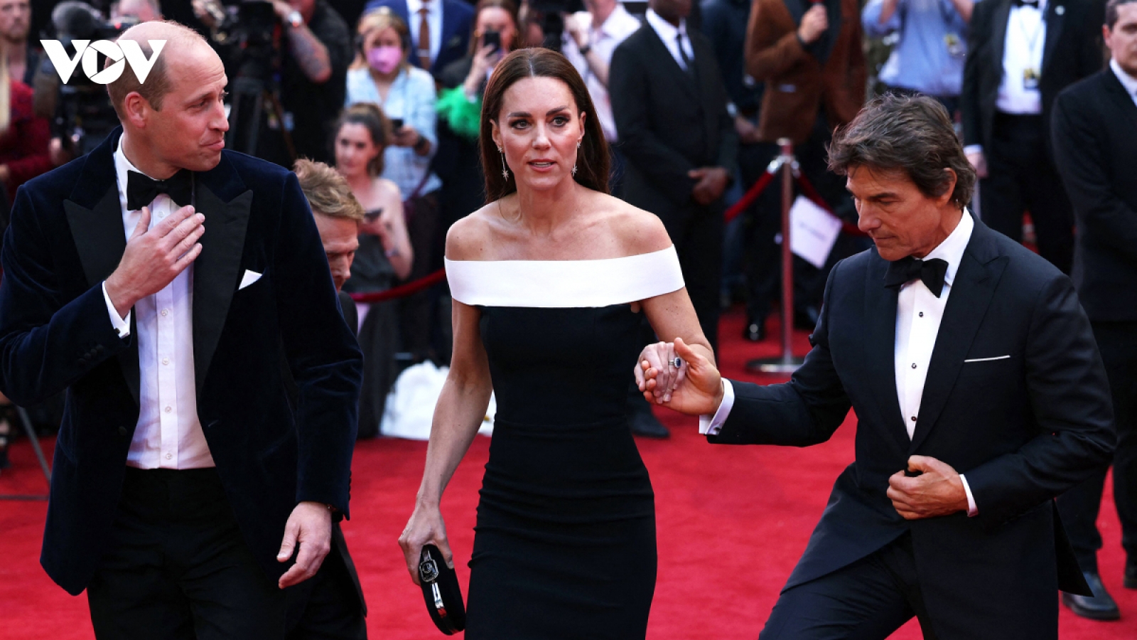 Tom Cruise dìu Công nương Kate Middleton trên thảm đỏ công chiếu "Top Gun: Maverick"
