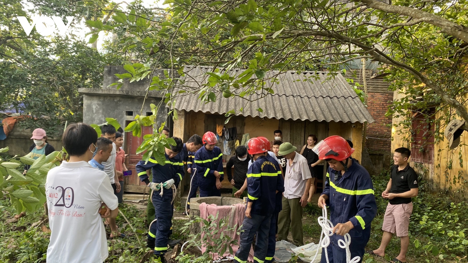 Thanh Hoá cứu sống người đàn ông vô gia cư mắc kẹt dưới giếng nhiều ngày