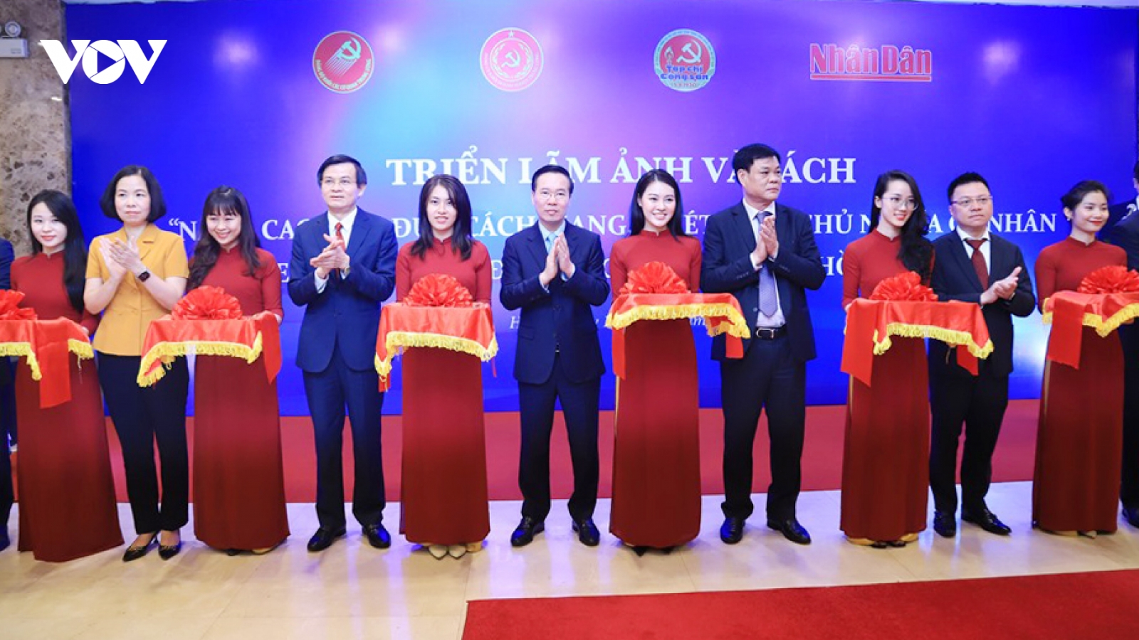 Khai mạc triển lãm ảnh và sách “Nâng cao đạo đức cách mạng, quét sạch chủ nghĩa cá nhân”
