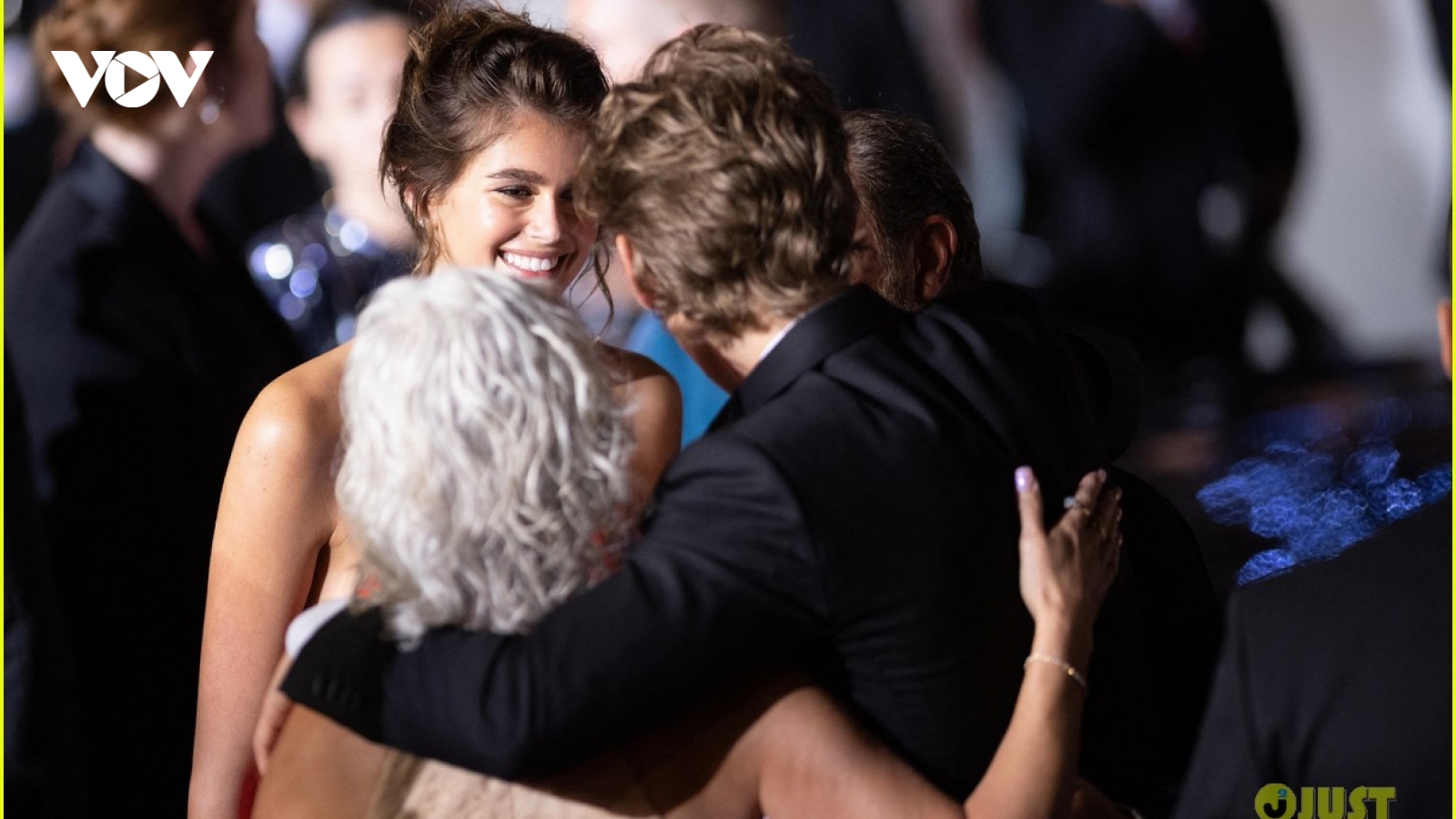 Mẫu 9X Kaia Gerber và bạn trai hôn nhau đắm đuối tại Cannes 2022
