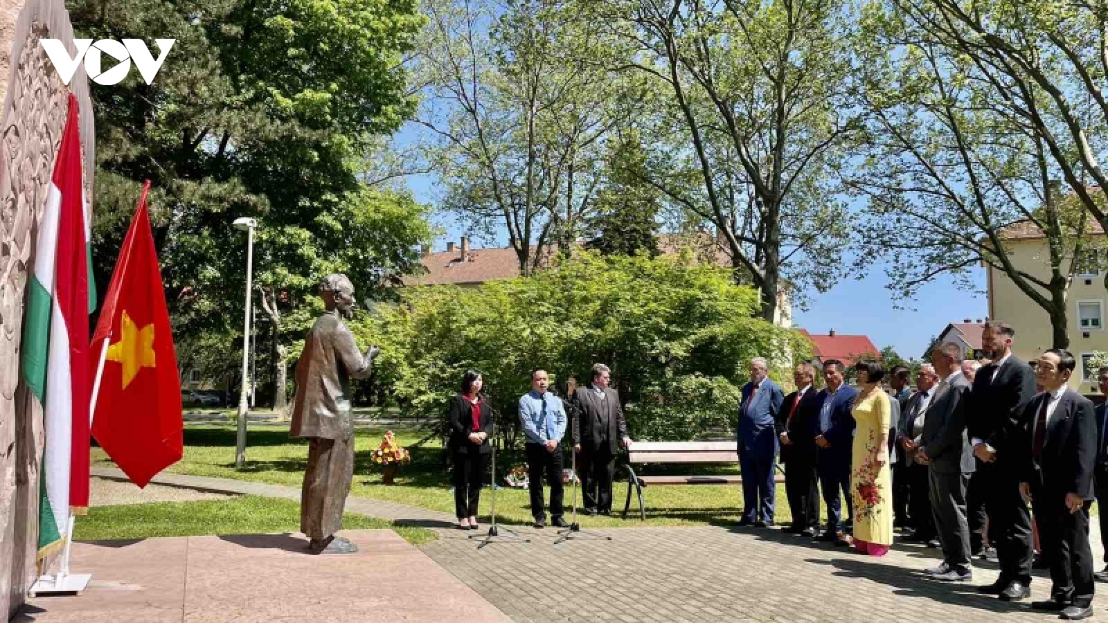 Lễ dâng hoa và trồng cây nhớ ơn Chủ tịch Hồ Chí Minh tại Hungary