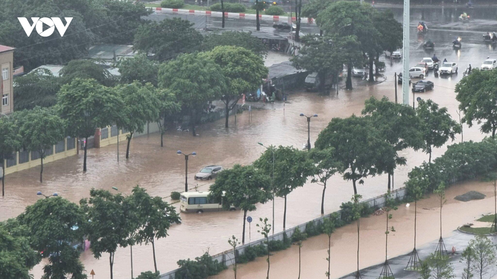Mưa cực lớn, phố phường Hà Nội biến thành những dòng sông