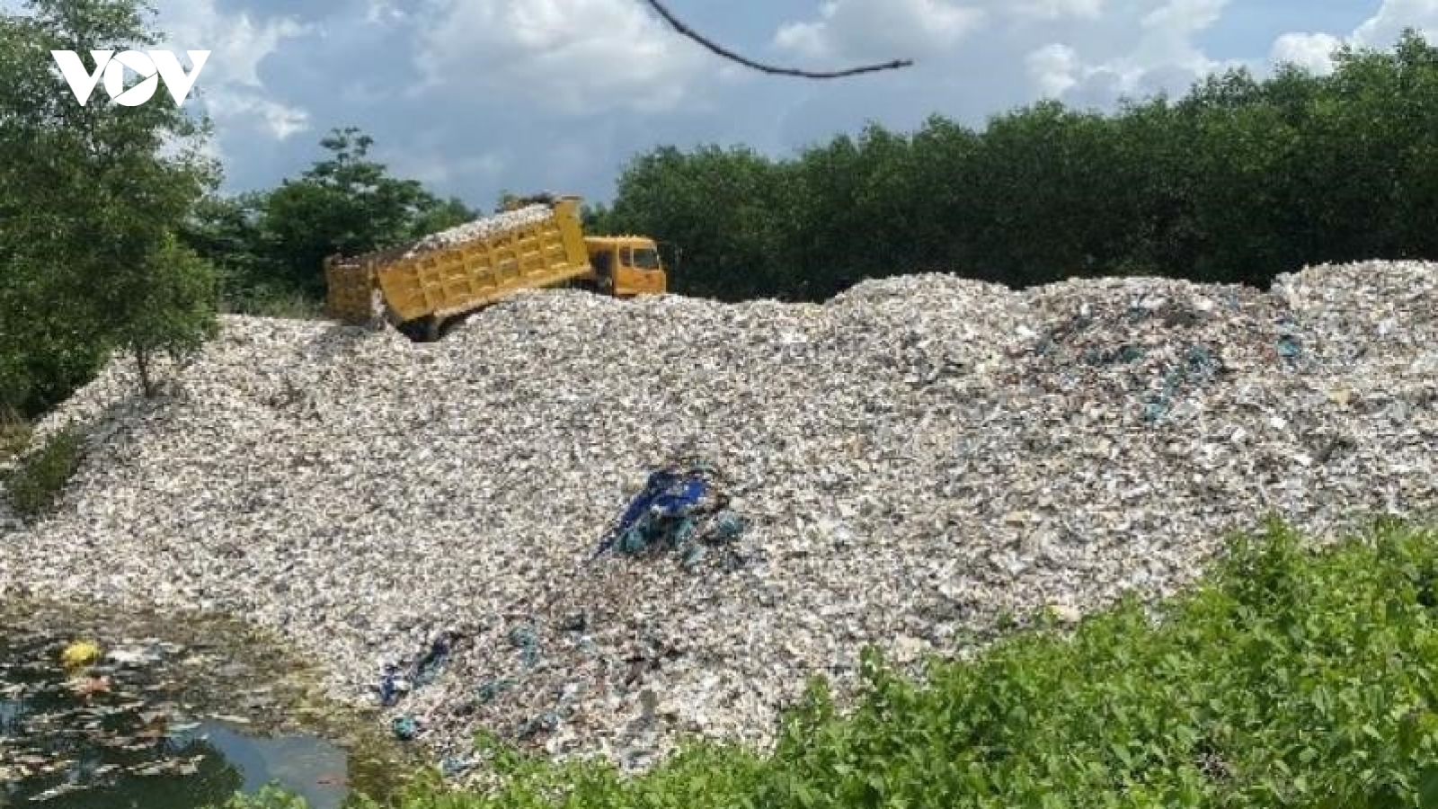 Bắt quả tang đối tượng đổ hàng tấn chất thải rắn công nghiệp xuống hồ nước