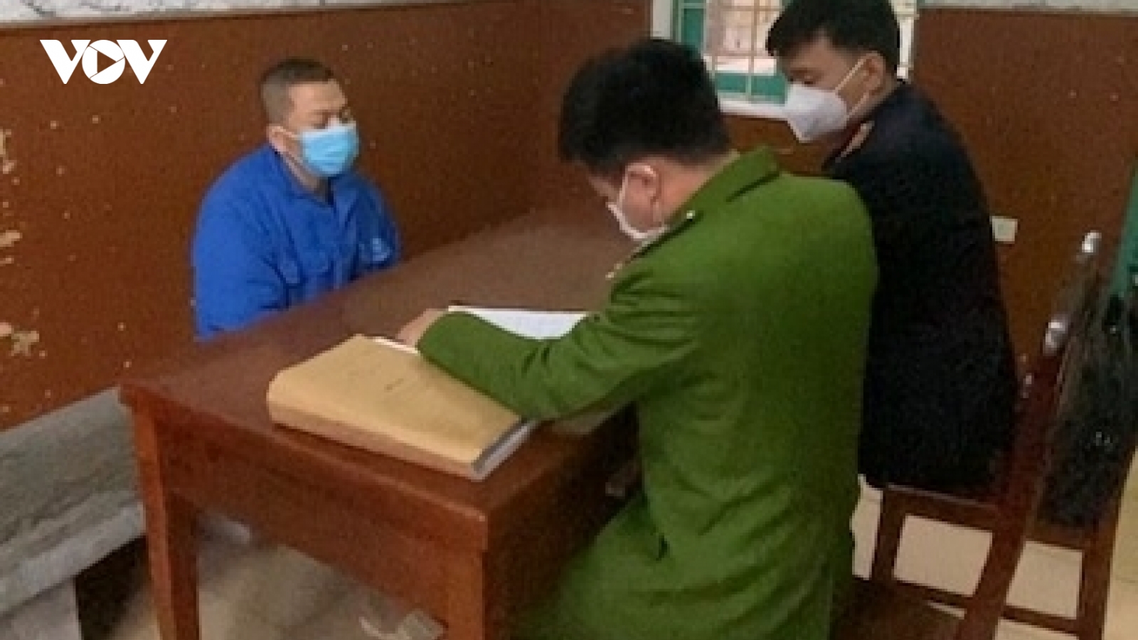 Lợi dụng danh nghĩa cán bộ ngân hàng để lừa đảo chiếm đoạt tài sản