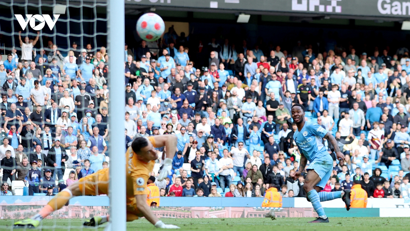 Đè bẹp Newcastle, Man City cho Liverpool "hít khói" trong cuộc đua vô địch
