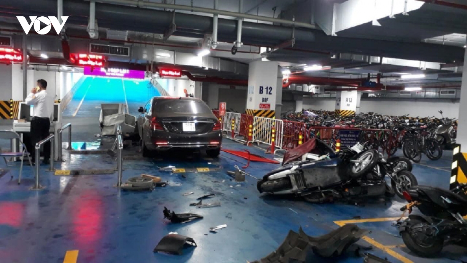 Hà Nội: Mercedes Maybach tông hàng loạt xe máy ở hầm chung cư, 1 người bị thương