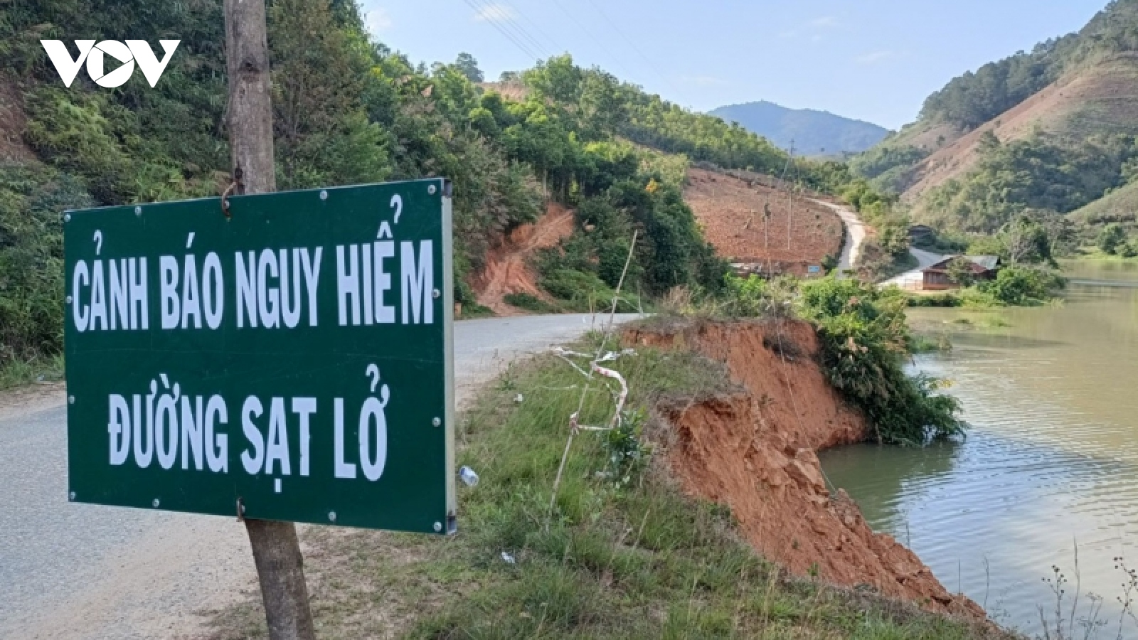 Nguy cơ sạt lở, chia cắt nhiều tuyến giao thông ở vùng cao Kon Tum trước mưa lũ