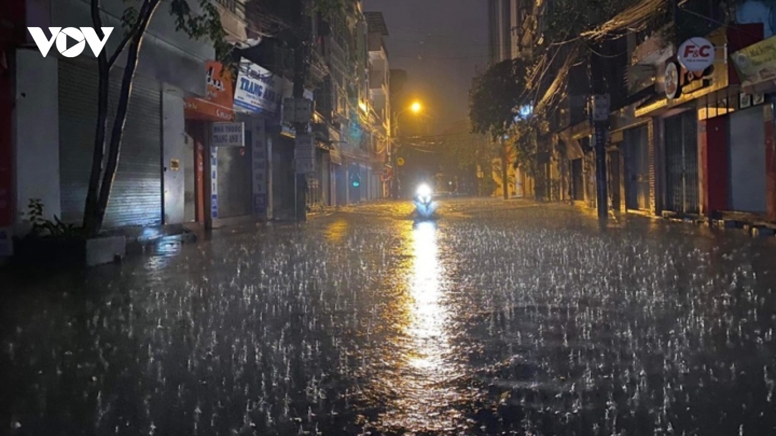Hà Nội và các tỉnh miền Bắc hứng mưa lớn trong đêm, nhiều nơi ngập lụt