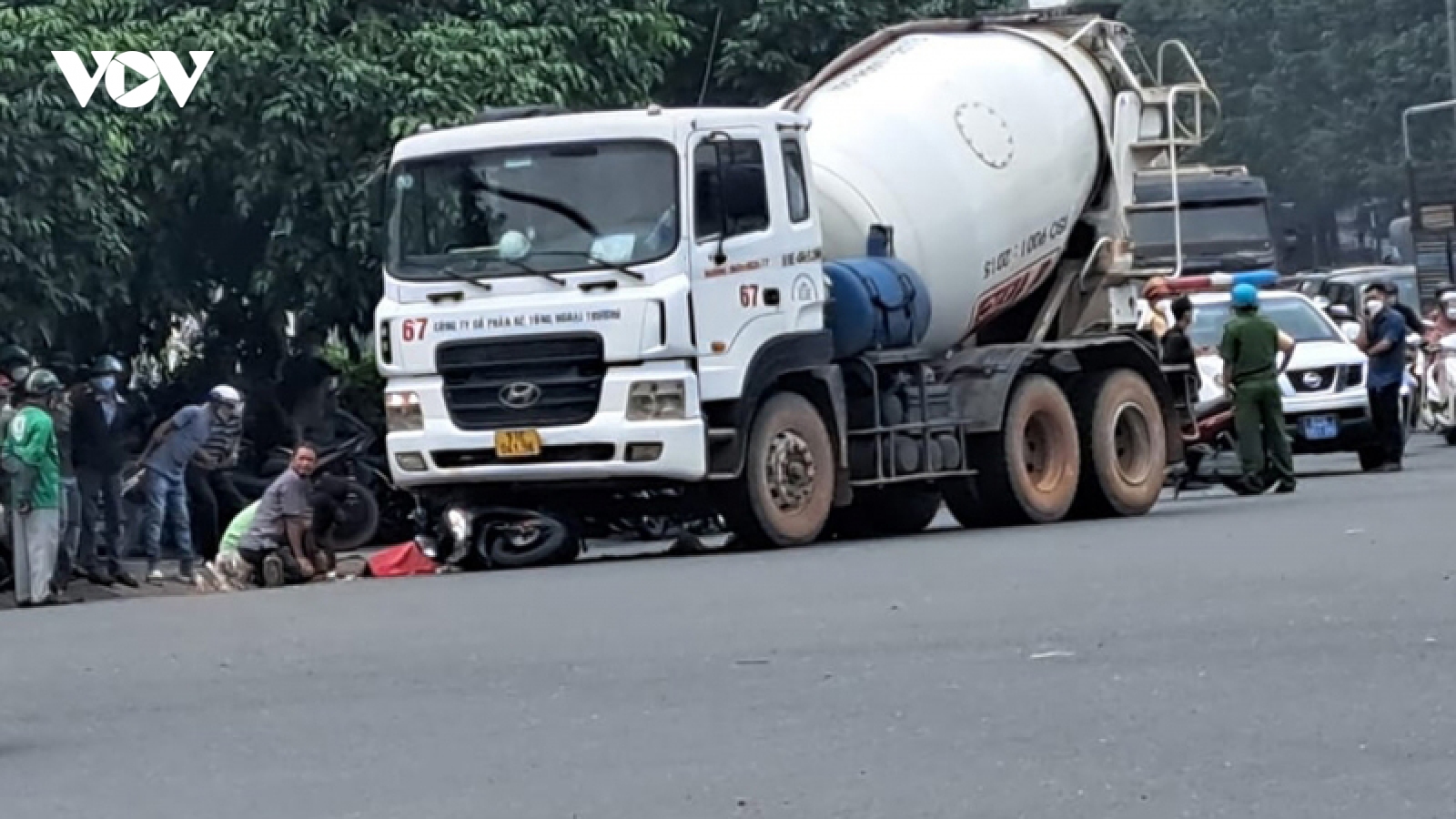 Người phụ nữ đi xe máy tử vong do bị cuốn vào gầm xe bồn