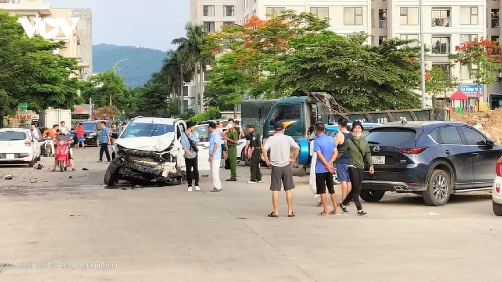 Xe bán tải đâm liên hoàn nhiều xe đỗ bên đường