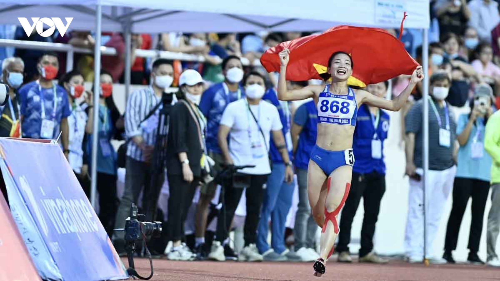 Nguyễn Thị Oanh lập hat-trick Vàng, phá kỷ lục tại SEA Games 31