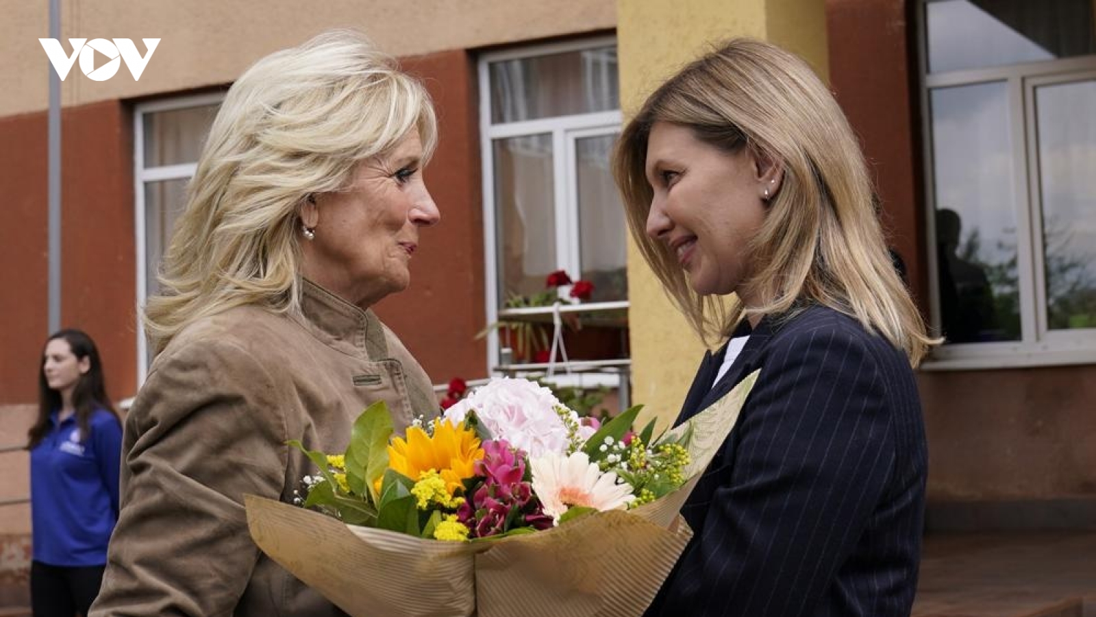 Phu nhân Tổng thống Mỹ Biden bất ngờ thăm Ukraine, gặp phu nhân Tổng thống Zelensky