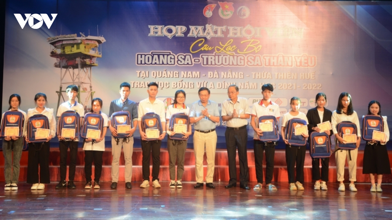 Câu lạc bộ “Vì Hoàng Sa - Trường Sa thân yêu” tiếp sức cho học sinh nghèo