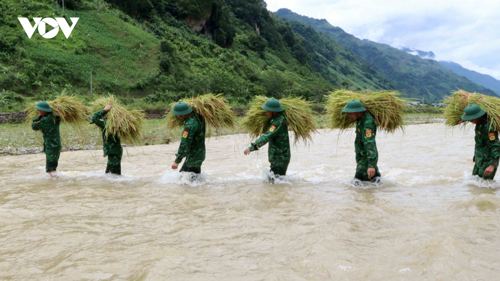 Thắm đượm tình quân dân trong tiết trời mưa lũ