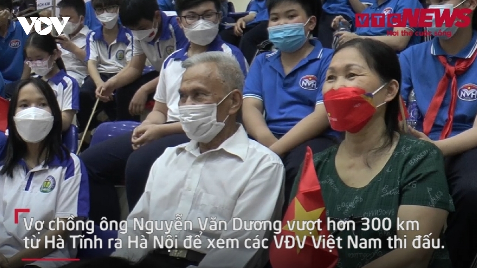 Vợ chồng già vượt hơn 300 km ra Hà Nội xem SEA Games 31