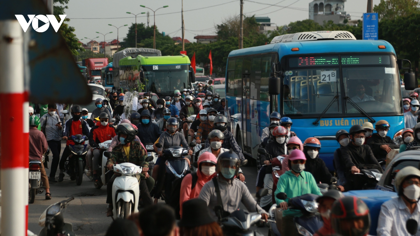 Giao thông Hà Nội chỗ ùn ứ, chỗ thông thoáng trong buổi chiều kết thúc kỳ nghỉ lễ