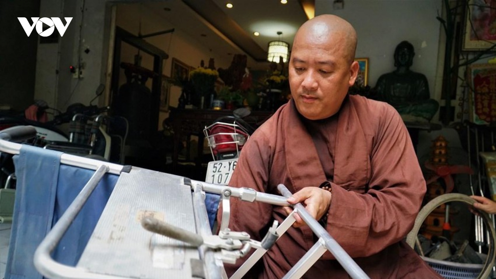 Sư thầy phục chế hàng trăm xe lăn cho người khuyết tật