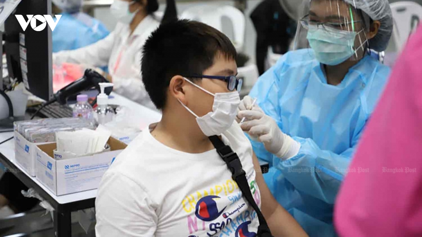 Lo lắng về tác dụng phụ, nhiều cha mẹ ở Thái Lan ngại ngần cho con em tiêm phòng Covid-19