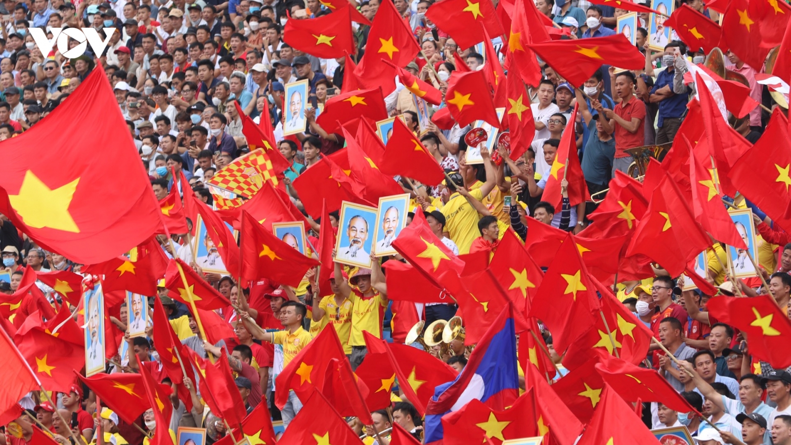 Sân Thiên Trường đông nghẹt, khán đài rợp cờ đỏ trong trận U23 Thái Lan - U23 Indonesia