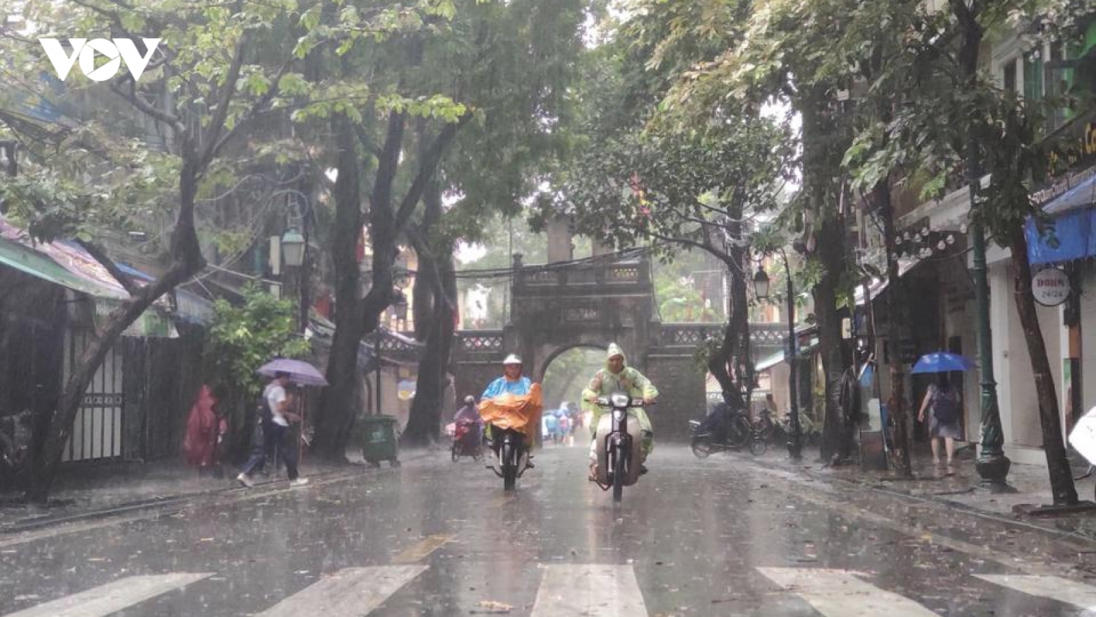 Thời tiết ngày 12/5: Bắc Bộ có mưa to và dông, Trung Bộ nắng nóng
