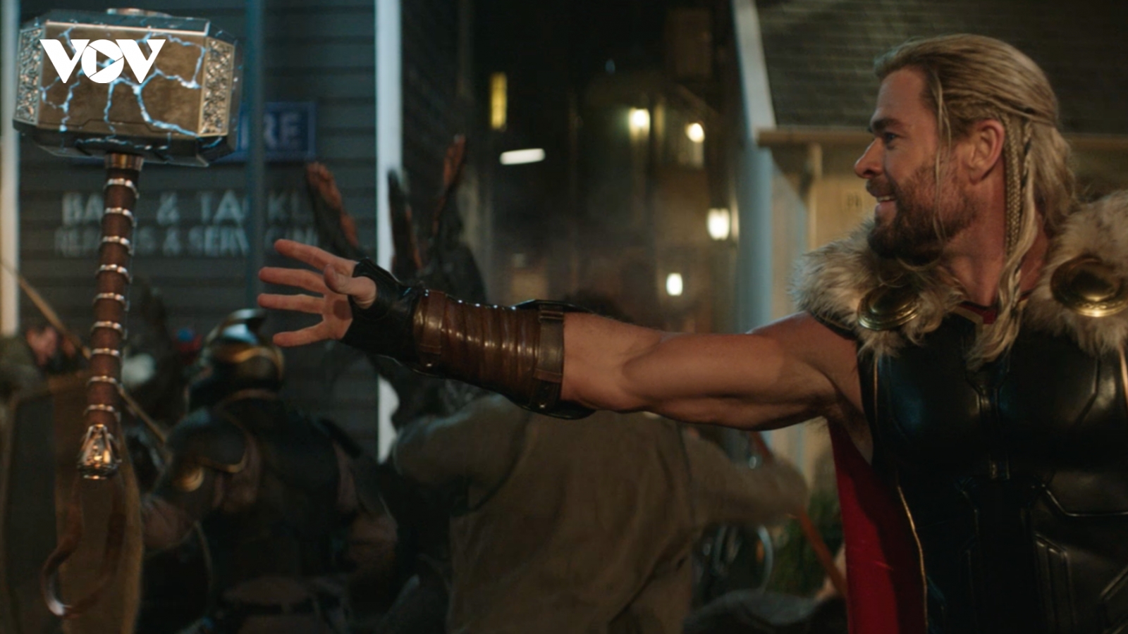 Thor khoe thân hình như tạc tượng, ác nhân Gorr lộ diện trong trailer chính thức