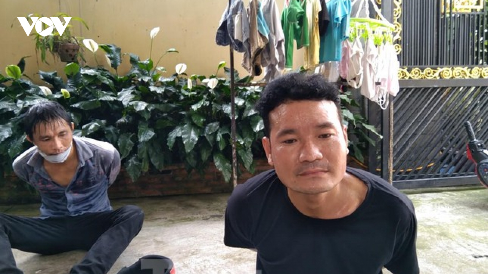 Người dân vây bắt 2 tên cướp giật sợi dây chuyền người đi đường