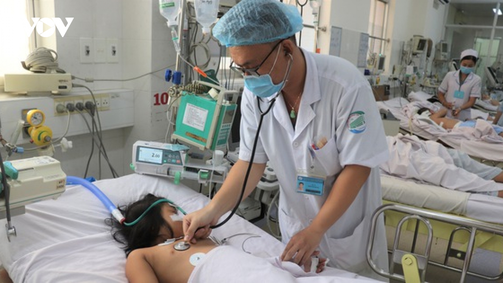 Trẻ mắc sốt xuất huyết hạ sốt, coi chừng dấu hiệu chuyển nặng
