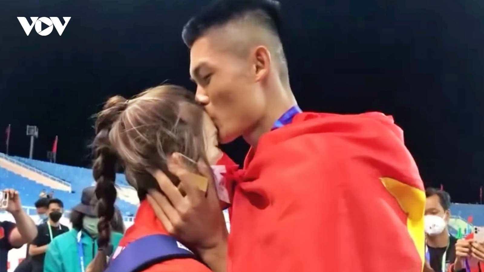 Chuyện tình của nhà vô địch SEA Games 31 vừa có màn cầu hôn gây "bão"