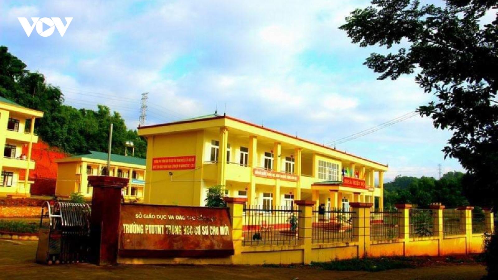 Nhóm học sinh nữ đánh nhau, phê bình Hiệu trưởng Trường THCS nội trú Chợ Mới 