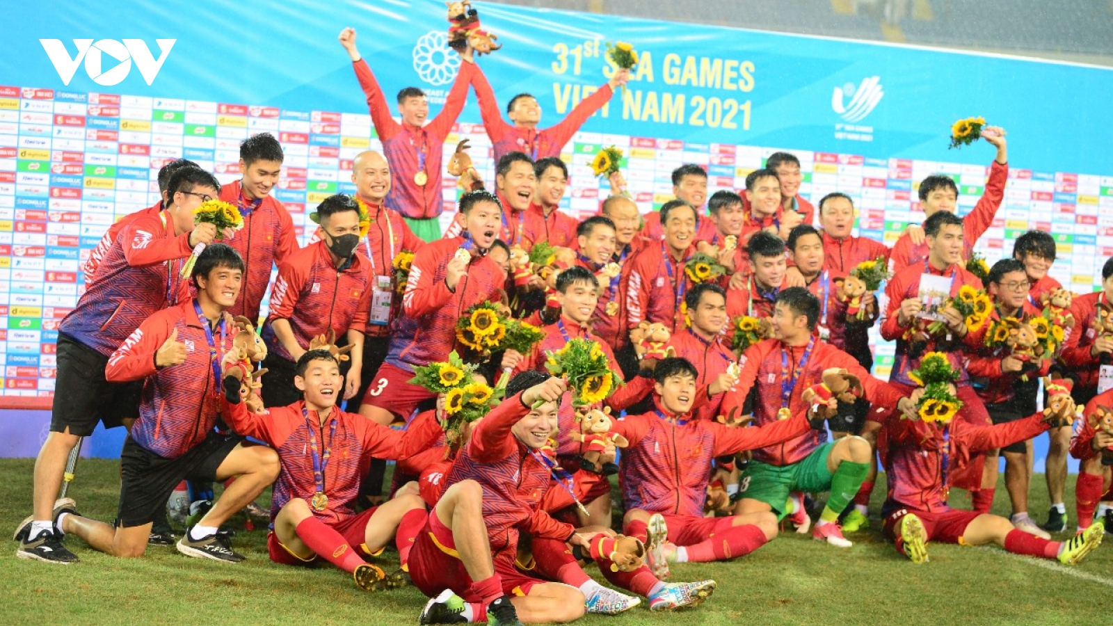 Cận cảnh: U23 Việt Nam ăn mừng cuồng nhiệt cùng khán giả khi giành HCV SEA Games